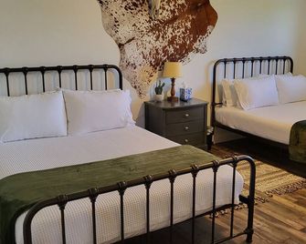 Western Charm Getaway, Spacious 2BR Near I-70 in Salina. Single level no stairs - Salina - Bedroom