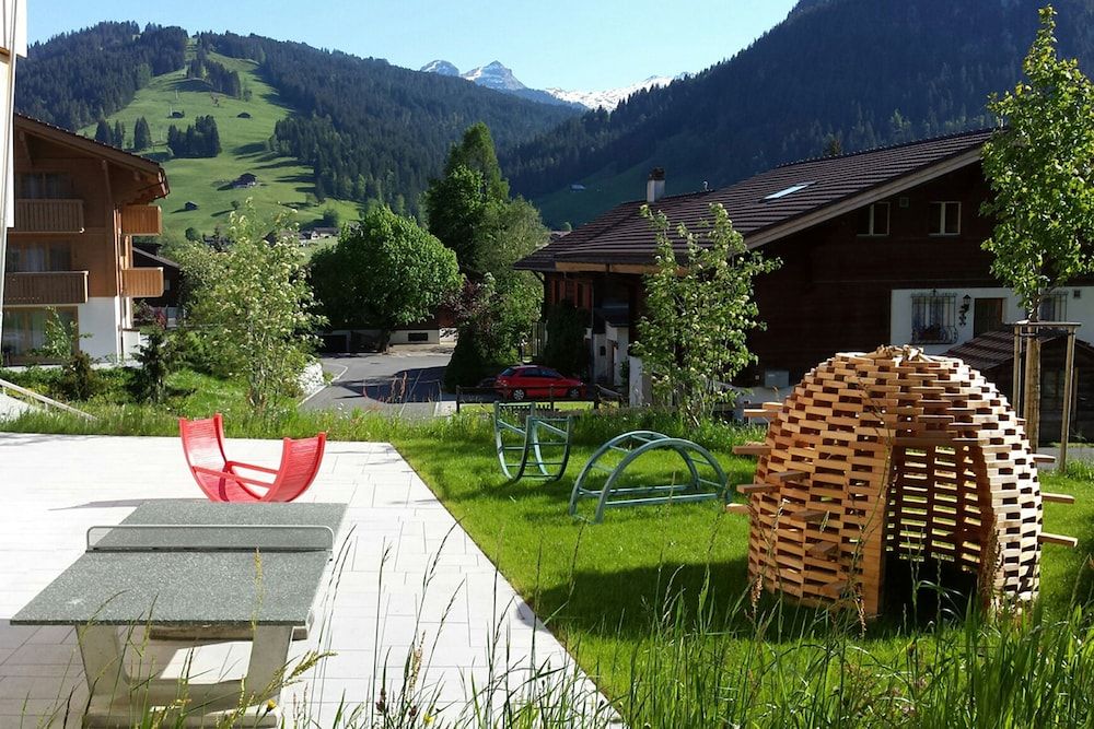Youth Hostel Saanen-Gstaad - Saanen - Patio