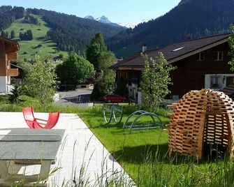 Youth Hostel Saanen-Gstaad - Saanen - Patio