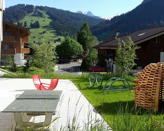 Youth Hostel Saanen-Gstaad - Saanen - Patio