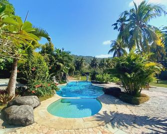 Matahari Inn Kuta Lombok - Kuta - Piscina