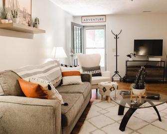 Boho 2 bedroom in downtown Floyd, VA-Golden Maple - Floyd - Sala de estar