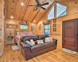 Broken Bow Hideaway with Hot Tub and Fire Pit! - Broken Bow - Sala de estar