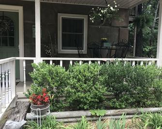 Quiet country road, close to Lindale, Mineola,and Van tx - Lindale - Patio