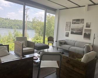 Modern Glass Cottage facing Lake with Hot tub - Algonquin Highlands - Salon