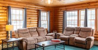 Sara Placid Inn & Suites - Saranac Lake - Living room