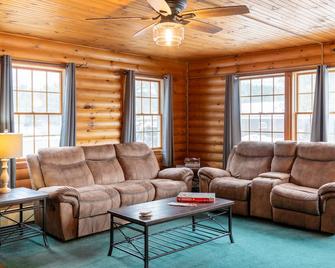 Sara Placid Inn & Suites - Saranac Lake - Living room