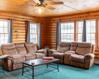 Sara Placid Inn & Suites - Saranac Lake - Living room