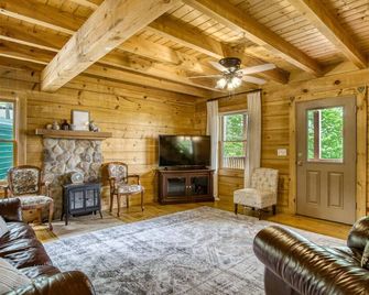Moonshine Cabin- beautiful Mountain views and minutes to downtown - Sparta - Sala de estar