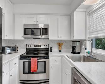 A cozy apartment near downtown and the beach. - Vero Beach - Kitchen