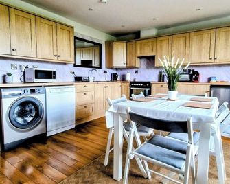 Spacious Bright Apt Walk to Beach - Dunluce Park 4 - Portrush - Kitchen