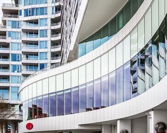 Pinnacle Hotel at the Pier - North Vancouver - Bygning