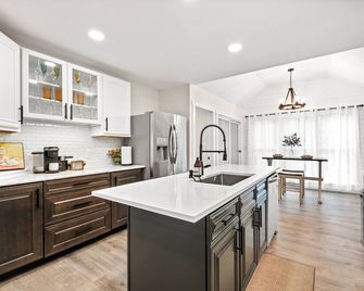 Renovated Ranch Home. Pet Friendly, Game Room, Fire Pit, Grill, Covered Porch - Woodstock - Cocina