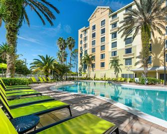 كومفورت سويتس مينغيت إيست - كيسيمي - حوض السباحة