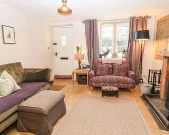 Green Pump Cottage - Moreton-in-Marsh - Living room