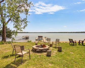 Private Beach and Dock White Sand Lake Retreat! - Baxter - Innenhof