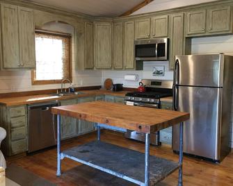Charming! 7 Min. From Downtown Memphis, Private Rd., Pet - Marion - Kitchen