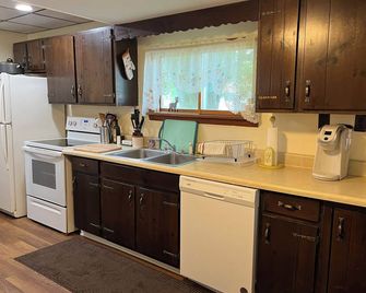 3 bed, 1.5 Baths in Verona Beach, NY- Home w/large vacant lot & fire pit. - Verona - Kitchen