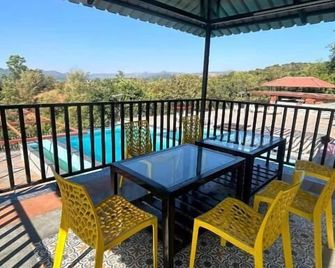 Vandhaara Luxury Stays - Pune - Balcón