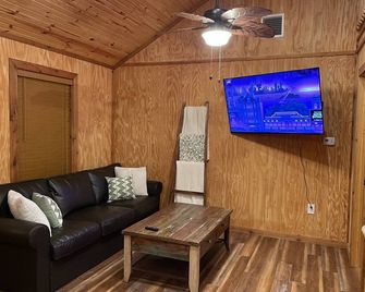 Waterfront log cabin! 3 bed, 2 bath, 5 kayaks, sleeps 10. Boat dock, fire pit - Karnack - Pokój dzienny