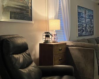 4-bedroom in fantastic Little Falls with heated pool & fitness-near Cooperstown - Little Falls - Living room
