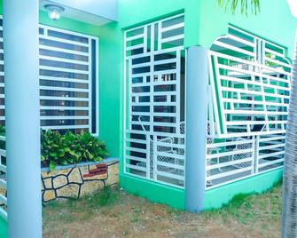 Cozy 2-bedroom chalet in delightful Baní with WiFi, AC - Baní - Edificio