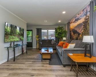 Luxurious Townhome, Peace of Nature, King bed, Extended Stay - Lexington - Wohnzimmer