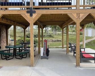 Liberty Lodging & Ranch on 22 acres - Liberty - Patio