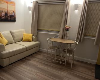 Charming Woodland Lodge 2 person 1 bedroom - Great Yarmouth - Living room