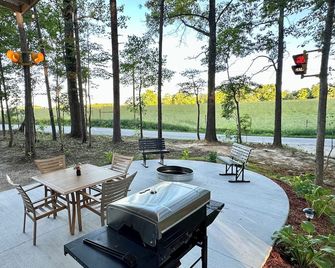 The Trolley Stop Getaway near Patoka Lake and French Lick - French Lick - Patio