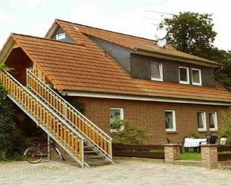 Cozy apartment for up to 6 people on the ground floor - Hambühren - Edificio