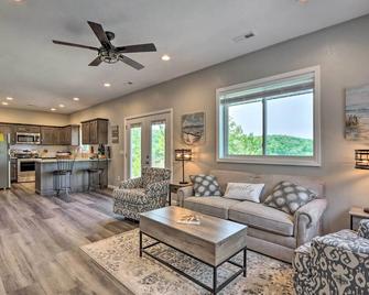 Grill and Fire Pit Blue Cabin Ozarks Getaway! - Camdenton - Living room