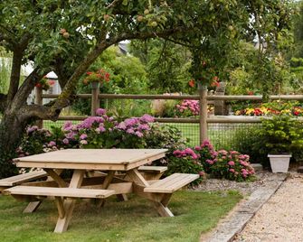 Charming house in a peaceful village with enclosed garden and animals - Dragey-Ronthon - Patio