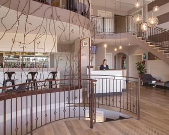 Domaine du Revermont - Logis Hotel - Mantry - Rezeption