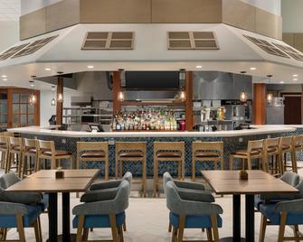 هوليداي إن آند سويتس أوشن سيتي باي آيتش جي - أوشن ستي - بار