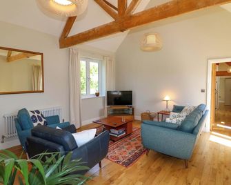 Petal Cottage, With A Garden In Tuxford - Newark-on-Trent - Living room
