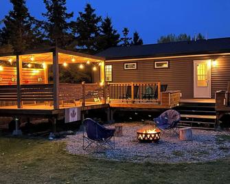 3 bedroom, 2 bath Modern family Cabin minutes to Gull Lake! Pet friendly! - Rimbey