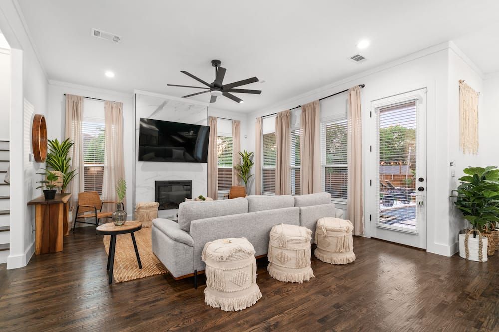 Spacious Home with Big Backyard, Jacuzzi, and Pool Bishops Art District & Dallas - דאלאס - סלון