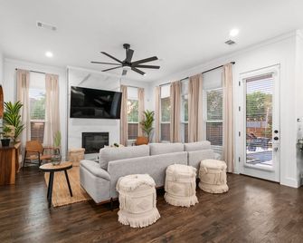 Spacious Home with Big Backyard, Jacuzzi, and Pool Bishops Art District & Dallas - Dallas - Stue