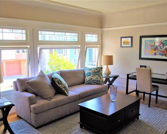 Charming full floor flat near ocean and city. - San Francisco - Living room