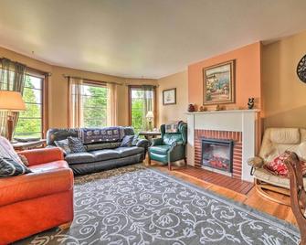 Sault Ste Marie Historic Home, Walk To Town! - Sault Ste. Marie - Living room