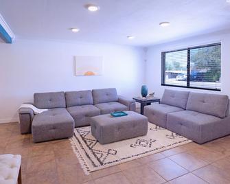Clean & quiet retreat with private backyard near shopping & trails. - Tanque Verde - Sala de estar