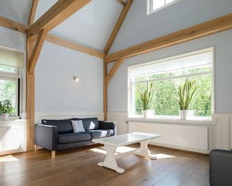 Inviting Holiday Home in Zuidoostbeemster near Center & Forest - Zuidoostbeemster - Living room