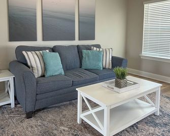 Beachfront 3-bedroom house in peaceful Biloxi with AC, WiFi. Enjoy relaxation - Biloxi - Living room