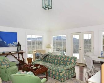 Charming unique cottage Relax & enjoy the stunning mountains with private views! - West Stockbridge - Living room