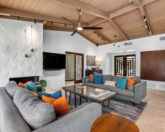 Brentwood Pool House - Tahquitz Creek Golf Resort - Palm Springs - Living room
