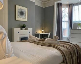 Somerford Place - 6 Beds - Sleeps 12 - Parks 2-3 cars/vans - Willenhall - Bedroom