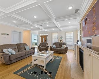 Fabulous Large Beach Home 1-Block From Beach & Boardwalk - Point Pleasant Beach - Wohnzimmer