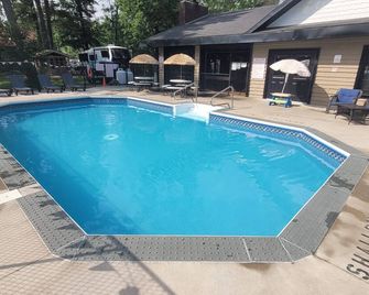 Twin 2 Cabin at Pine Ridge Park - Pembroke - Pool