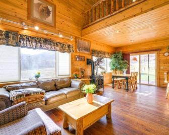Pet-Friendly Idaho Home on the Salmon River! - Salmon - Вітальня